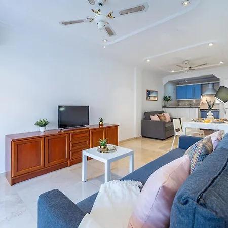 Apartment 797 Rentals- Renovado Piso En El Paseo Maritimo